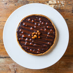 Załaduj obraz do przeglądarki galerii, Tarta karmelowo-czekoladowa z orzechami laskowymi
